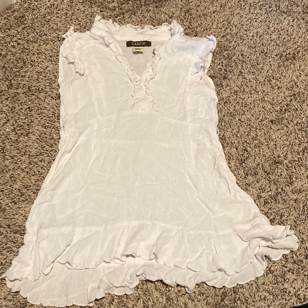 Very cute ruffle designed white shirt!